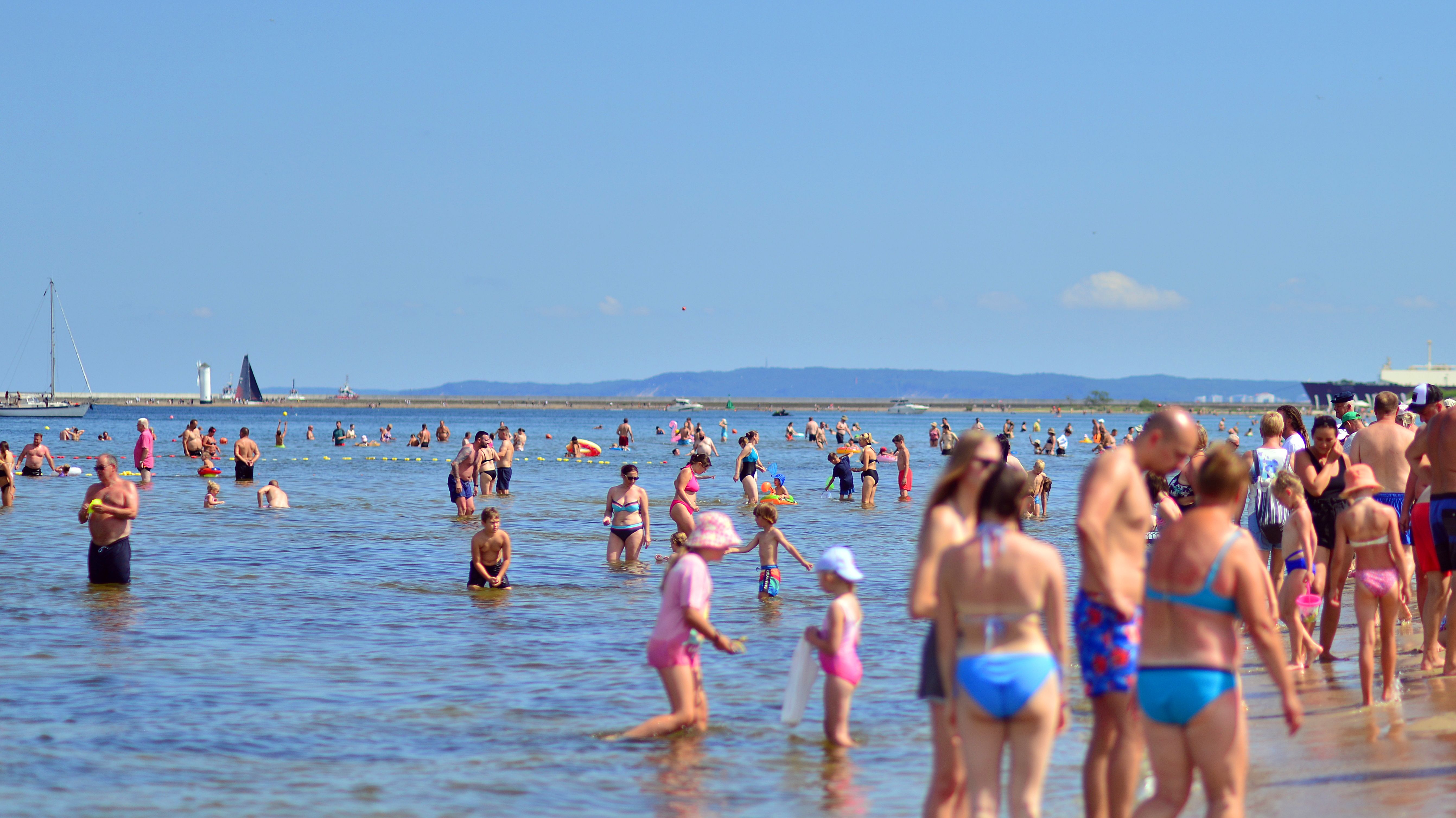 L’acqua del mare fa bene alla pelle? Benefici, limiti e controindicazioni da conoscere