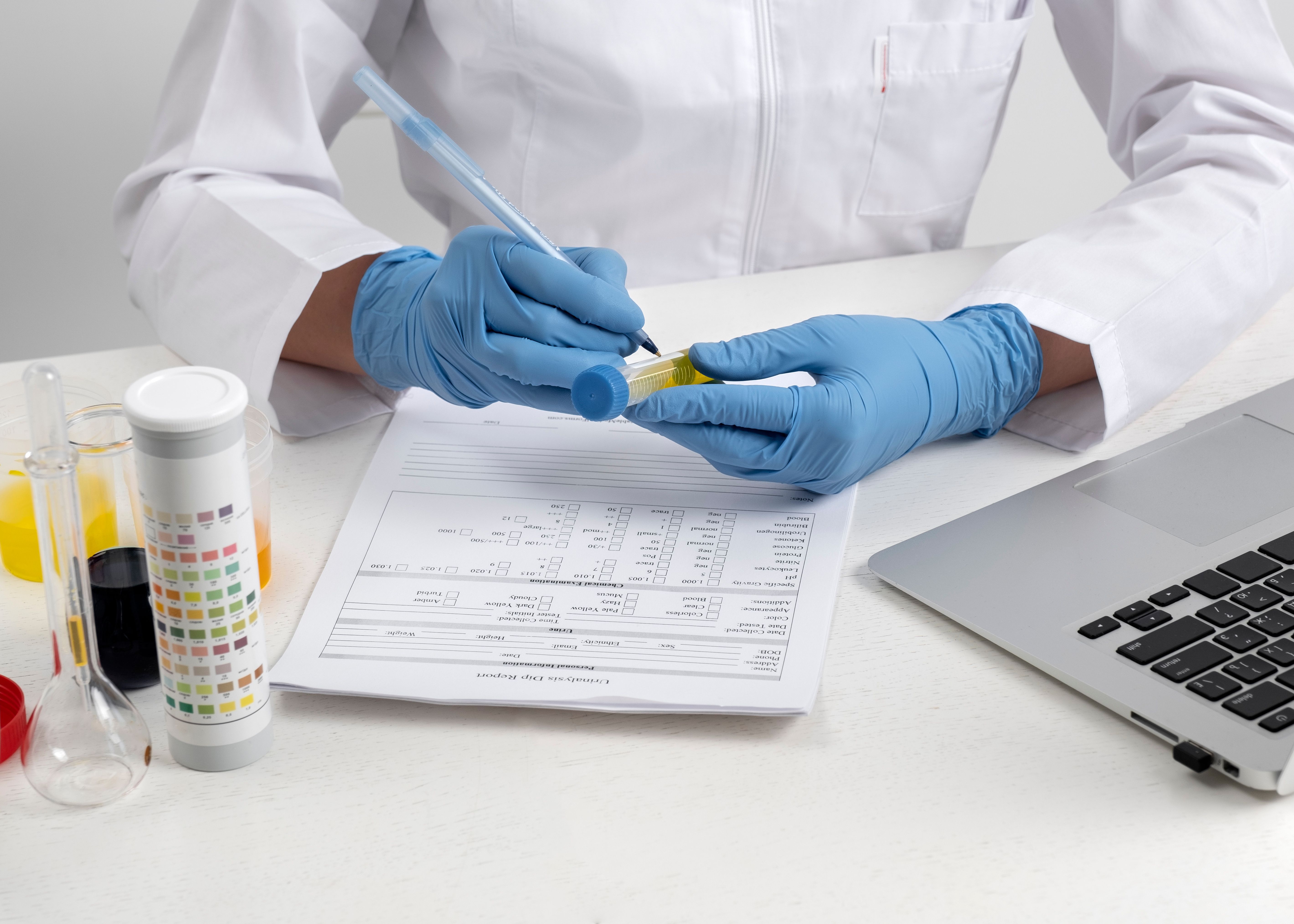 Esame delle urine e urinocoltura: guida a differenze, preparazione, raccolta e risultati